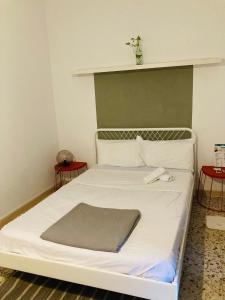 1 cama blanca en una habitación con 2 mesas en Maria Magdalena - Room 4, en Málaga