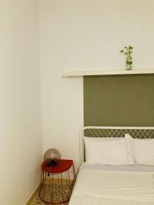 1 dormitorio con cama y mesa roja en Maria Magdalena - Room 4, en Málaga