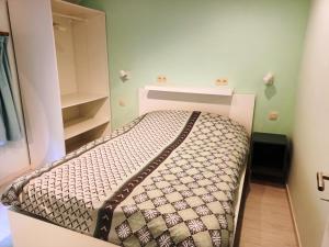 een kleine slaapkamer met een bed in een kamer bij Les Gites d'Olloy - Le Beauséjour in Olloy-sur-Viroin