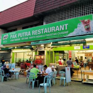 A restaurant or other place to eat at Alimama Guesthouse Melaka with Balcony