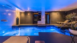 Piscine de l'établissement Grums Hotel & Spa ou située à proximité