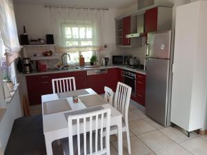 een keuken met een witte tafel en een koelkast bij Haus Sonnenwind in Zingst