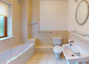 une salle de bain avec toilettes, baignoire et lavabo dans l'établissement Lakeside Holiday Homes - Type B by Trident Holiday Homes, à Killaloe 19 autres photos