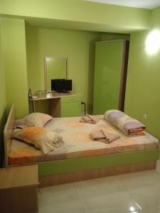 a bedroom with a large bed with a mirror at СЕМЕЕН ХОТЕЛ ИЛИЕВАТА КЪЩА in Sapareva Banya