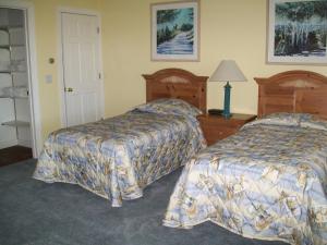 A bed or beds in a room at Harbor Ridge