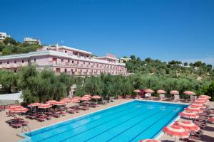 Piscina de la sau aproape de Hotel Delle More