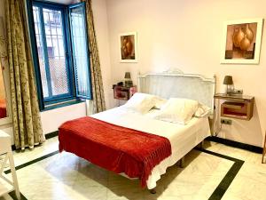 Łóżko lub łóżka w pokoju w obiekcie Hotel Conde de Cárdenas