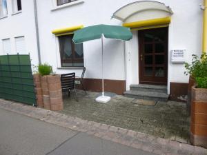 マルクドルフにあるHerbergeの建物前に座る緑の傘