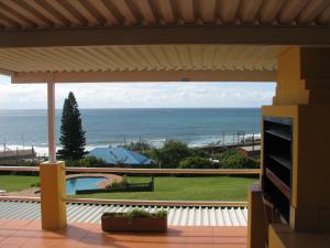 um pátio com vista para o mar a partir de uma casa em Oceanview Umkomaas em Umkomaas