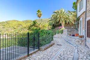 brama do domu z palmami w obiekcie Petit Biniaraix - Ex Menditzu Rooms w Sóller +25 zdjęć