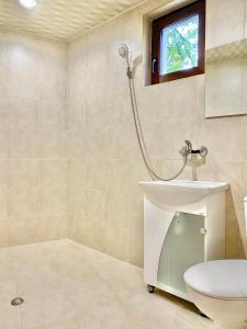 Ένα μπάνιο στο Studio for 4 Guests Next to Mall & Free Street Parking