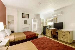 Cama ou camas em um quarto em Econo Lodge Inn & Suites Lake Harmony - Pocono Mountains Area mais 30 fotos