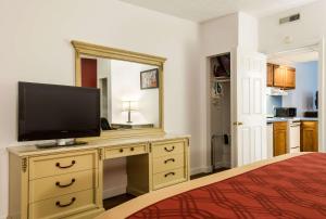 A television and/or entertainment centre at Econo Lodge Inn & Suites Lake Harmony - Pocono Mountains Area