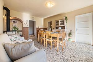 uma sala de estar com uma mesa e uma sala de jantar em Casa Vacanze Voiandes em Tremosine Sul Garda