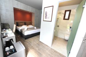 1 dormitorio con 1 cama y baño con ducha en Castle View Bungalows, en Mystras