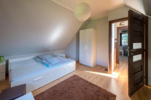 מיטה או מיטות בחדר ב-Domek nad jeziorem Kaszuby