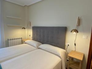 Giường trong phòng chung tại Apartamento Próxima Parada - Llanes VUT-2635-AS