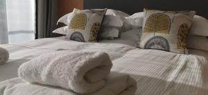 מיטה או מיטות בחדר ב-The Glass House - Scarborough