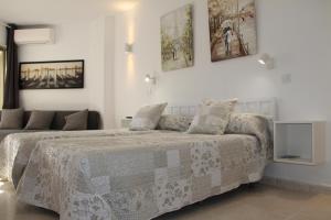 Posteľ alebo postele v izbe v ubytovaní Estudio Luxury Primera Linea de Playa Almuñecar Parking Gratuito
