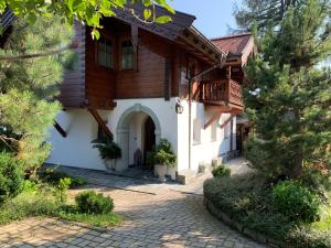 a house with a porch and a walkway at Maris Berghütte Gerlitzen 1720m in Bodensdorf