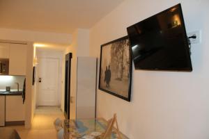 uma televisão de ecrã plano pendurada numa parede numa sala de estar em Estudio Luxury Primera Linea de Playa Almuñecar Parking Gratuito em Almuñécar