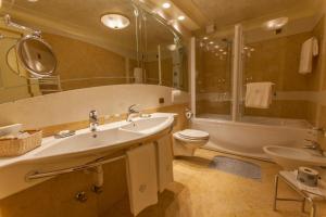 
a bathroom with a tub, sink and mirror at Hotel Colomba d'Oro in Verona
