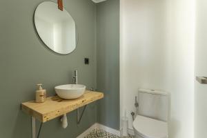 A bathroom at La Reserva Még 16 kép
