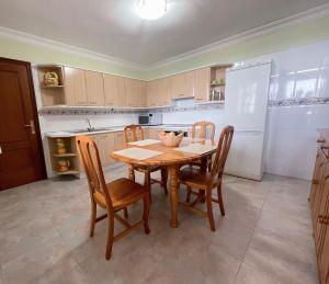 A kitchen or kitchenette at Primera línea de playa: vistas al mar