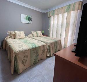 A bed or beds in a room at Primera línea de playa: vistas al mar