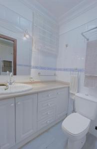 A bathroom at Primera línea de playa: vistas al mar