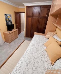 A bed or beds in a room at Primera línea de playa: vistas al mar