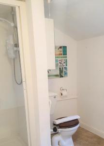 Gallery image of 4 Bedroom Townhouse + Parking in Swindon +5 photos