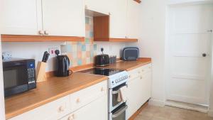 Gallery image of 4 Bedroom Townhouse + Parking in Swindon