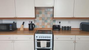 Gallery image of 4 Bedroom Townhouse + Parking in Swindon