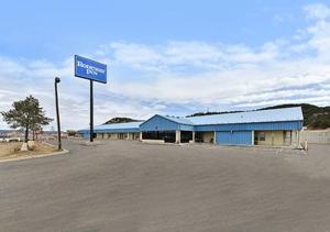 トリニダードにあるBudget Hostの青い建物