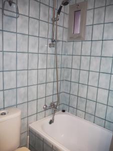 een badkamer met een toilet en een bad bij Saromar I Apartament amb gran terrassa, per 6 persones a 5 minuts de la Platja Gran in Platja  d'Aro