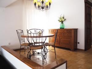 a dining room with a table and chairs and a dresser at Saromar I Apartament amb gran terrassa, per 6 persones a 5 minuts de la Platja Gran in Platja  d'Aro