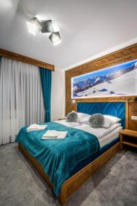 畢奧卡塔柴斯卡的住宿－Stylovy，一间卧室配有一张带蓝色床罩的床