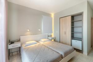 Voodi või voodid majutusasutuse Louvre Hotel toas