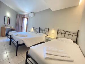 Voodi või voodid majutusasutuse Louvre Hotel toas