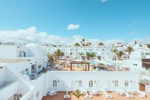 Nespecifikovaný výhled na destinaci Puerto del Carmen nebo výhled na město při pohledu z aparthotelu