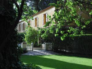 una casa con una valla y un patio verde en Rural Arco Iris Cuenca, en Cuenca