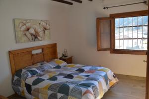 een slaapkamer met een bed en een raam bij Gran Cortijo Viejo Reformado - Cortijo Diego Garcia in Sorbas
