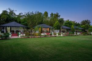 a large yard with a house with a lawn at Jungle Cave Resort in Sawāi Mādhopur