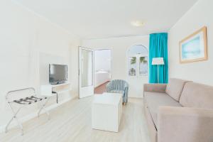 TV a/nebo společenská místnost v ubytování Gloria Izaro Club Hotel