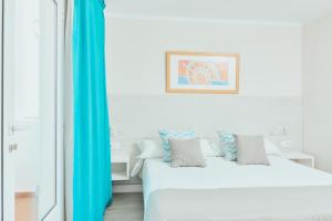 Postel nebo postele na pokoji v ubytování Gloria Izaro Club Hotel