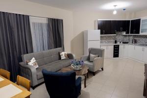 Siba Pamukkale Life في دنيزلي: غرفة معيشة مع أريكة وطاولة ومطبخ