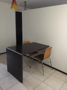 ein schwarzer Tisch und zwei Stühle in einem Zimmer in der Unterkunft Departamento Mendoza Ciudad Capital in Mendoza