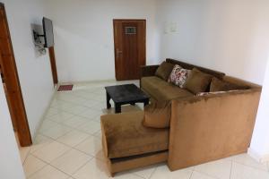 un soggiorno con divano e tavolo di HOTEL NOON a Laayoune