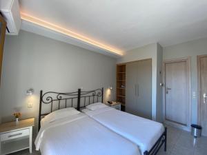 Voodi või voodid majutusasutuse Louvre Hotel toas